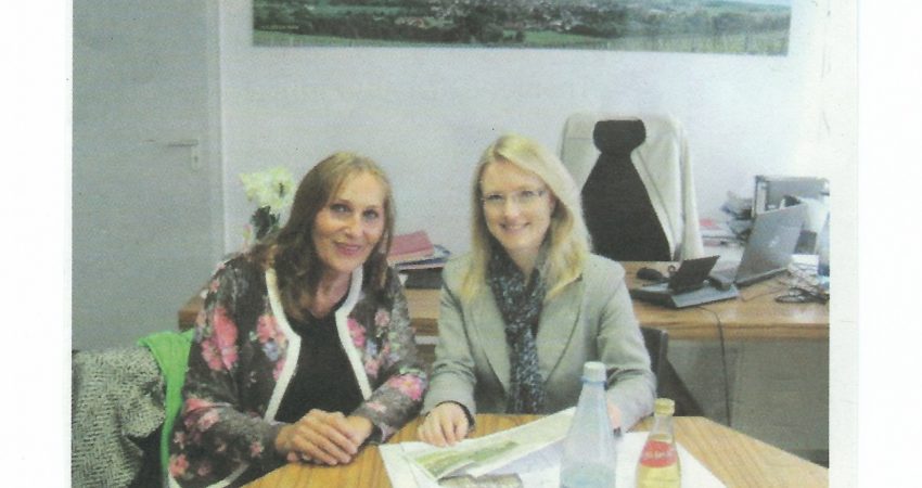 Andrea Schwarz Mdl mit Sarina Pfründer, BM von Sulzfeld, Amtsblatt Sulzfeld vom 09.11.17