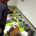 Ein leckeres Buffet, gerichtet vom Restaurant Herbingers, mit vegetarischen Häppchen, Brot, Brotaufstrichen, Salaten und Hefezopf stand für die Besucher vor und nach dem offiziellen Teil der Veranstaltung bereit. Foto: LP
