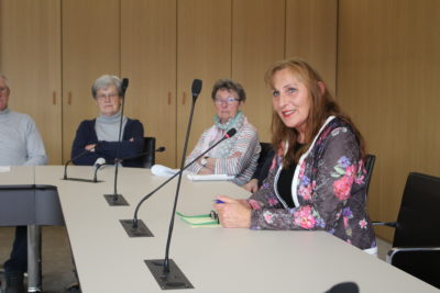 Andrea Schwarz MdL im persönlichen Gespräch mit den Besucherinnen und Besuchern des Landtags aus ihrem Wahlkreis Bretten. Foto: Nagel