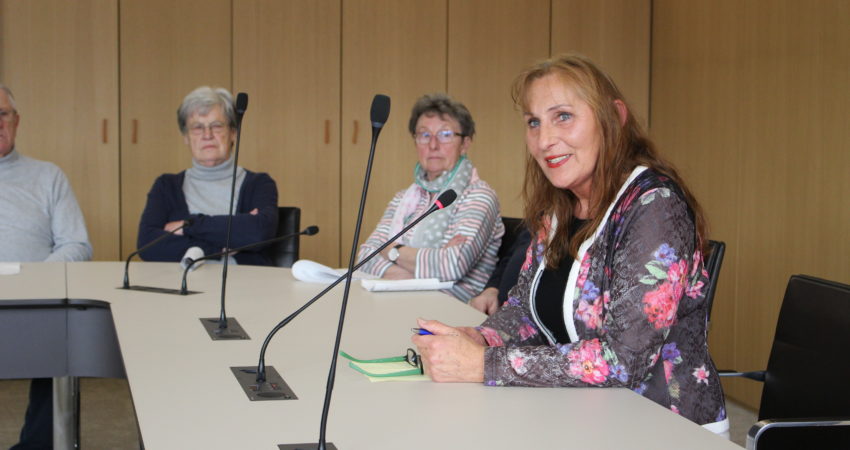 Andrea Schwarz MdL im persönlichen Gespräch mit den Besucherinnen und Besuchern des Landtags aus ihrem Wahlkreis Bretten. Foto: Nagel