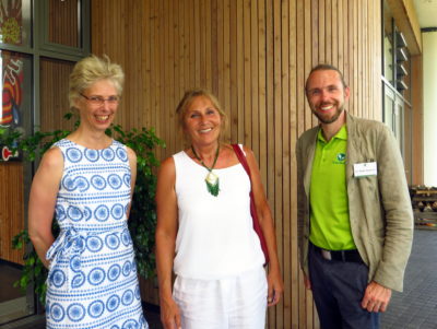 Andrea Schwarz, direkte Landtagsabgeordnete für den Wahlkreis Bretten (mitte) mit Dr. Gesine Klein, zuständig für Wissenschaft und Zulassung, politische Arbeit und europapolitische Stimme der DHU und Dr. Heiko Hentrich, Leiter des Teams Arzneipflanzenkulturen in der DHU vor dem Schwabe-/DHU-Besucherzentrum Terra Medica.