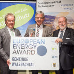 Walzbachtals Bürgermeister Karl-Heinz Burgey (Mitte) mit dem Baden-Württembergischen Umweltminister Franz Untersteller MdL (Bündnis 90/Die Grünen)(links) und Dr. Armand Dütz von der Bundesgeschäftsstelle European Energy Award (rechts).