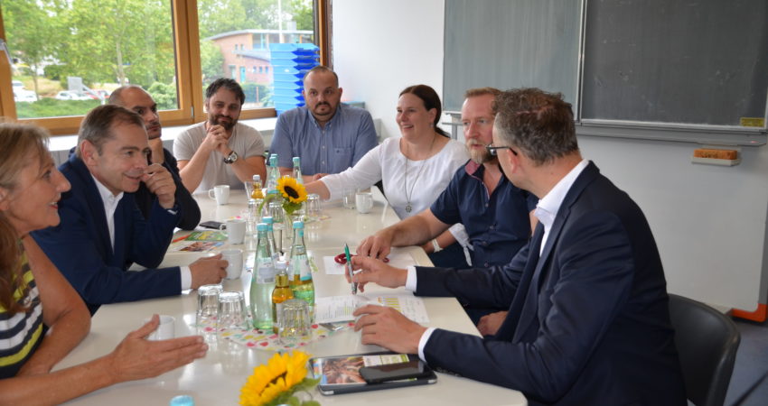 Die Grünen-Landtagsabgeordnete für den Wahlkreis Bretten, Andrea Schwarz MdL (links) und der Fraktionsvorsitzenden der grünen Fraktion im Landtag von Baden-Württemberg, Andreas Schwarz MdL (rechts) erörtert in Oberhausen die Situation der Gemeinschaftsschule.