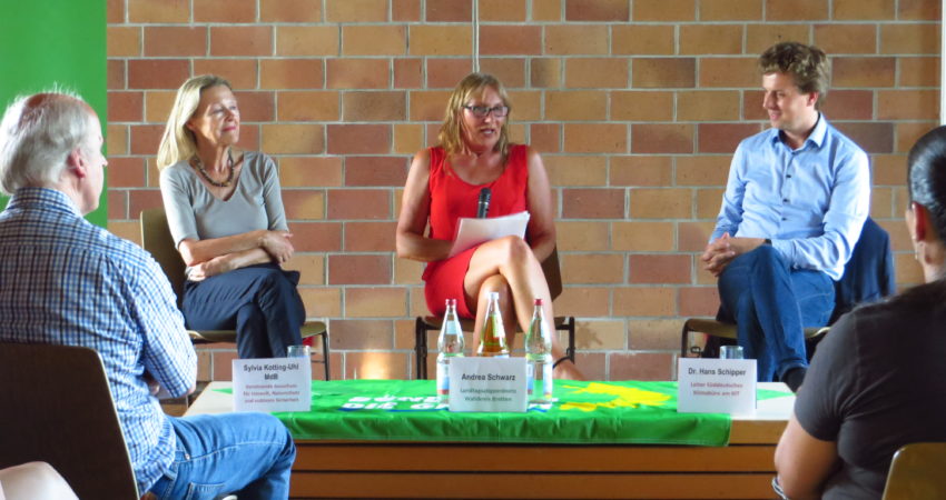 Kampf dem Klimawandel. Darin waren sich (von links nach rechts) die Grünen-Politikerinnen Sylvia Kotting-Uhl MdB, Andrea Schwarz MdL und Dr. Hans Schipper vom Süddeutschen Klimabüro einig. Foto: Laura Paffrath